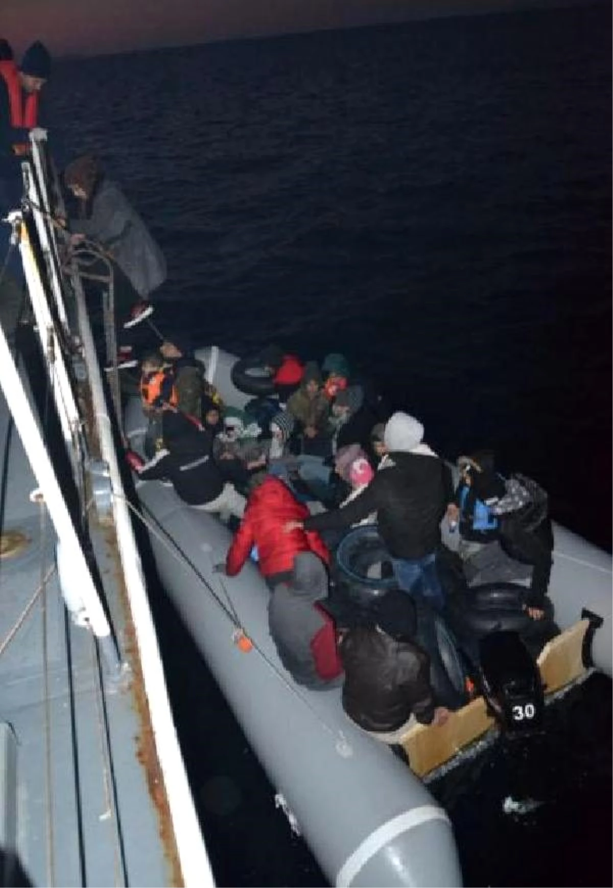 Çeşme açıklarında 131 kaçak göçmen yakalandı