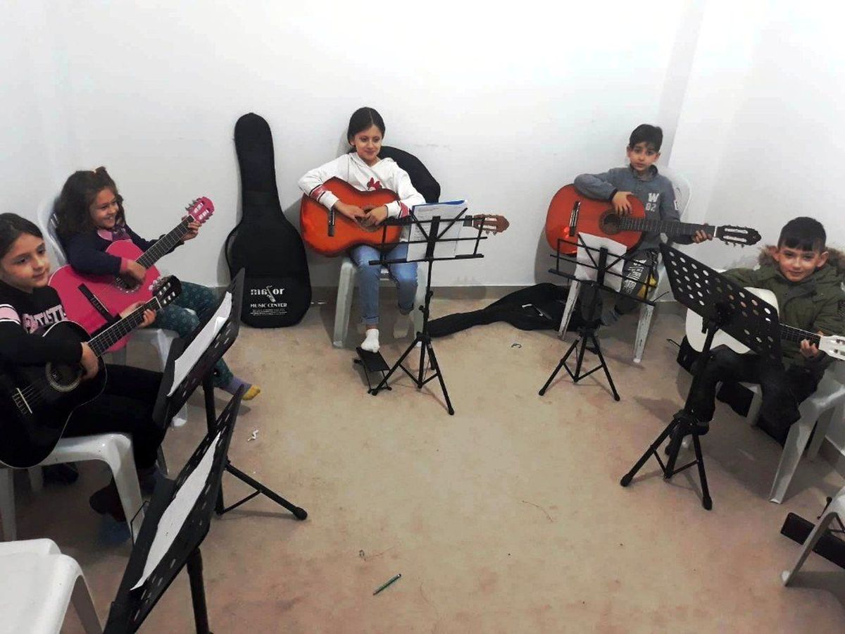 Çocuklar müzik okulunda mutlu