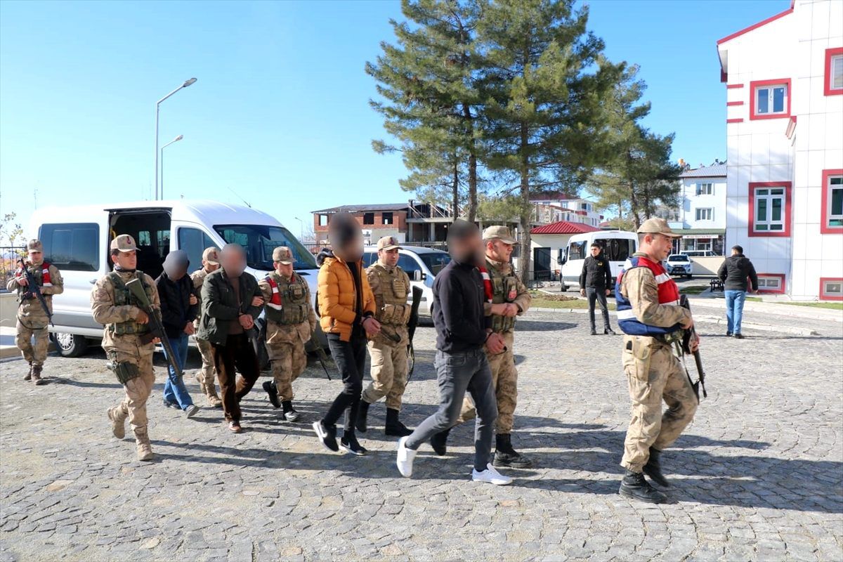 Diyarbakır\'da terör operasyonunda yakalanan 12 şüpheliden 8\'i tutuklandı