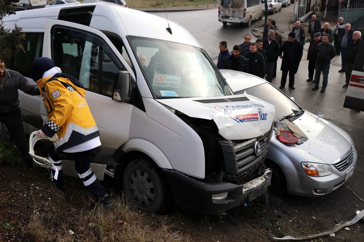 Düzce\'de servis minibüsü park halindeki iki araca çarptı: 1 yaralı