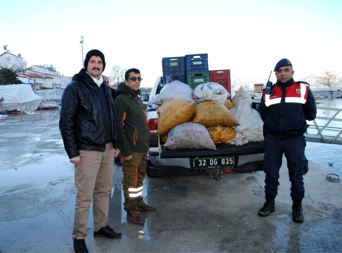 Eğirdir\'de kaçak avlanan 700 kilogram kerevit göle bırakıldı