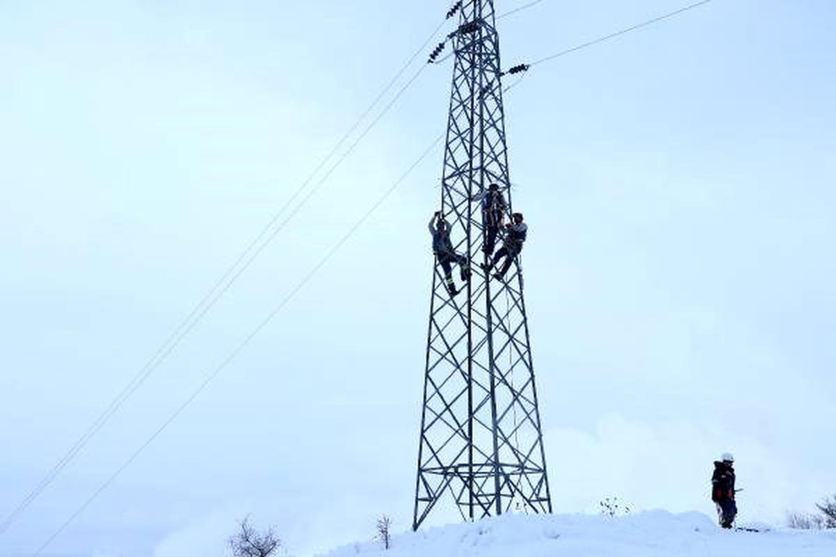 Enerji ekipleri, zorlu kış şartlarında görev başında