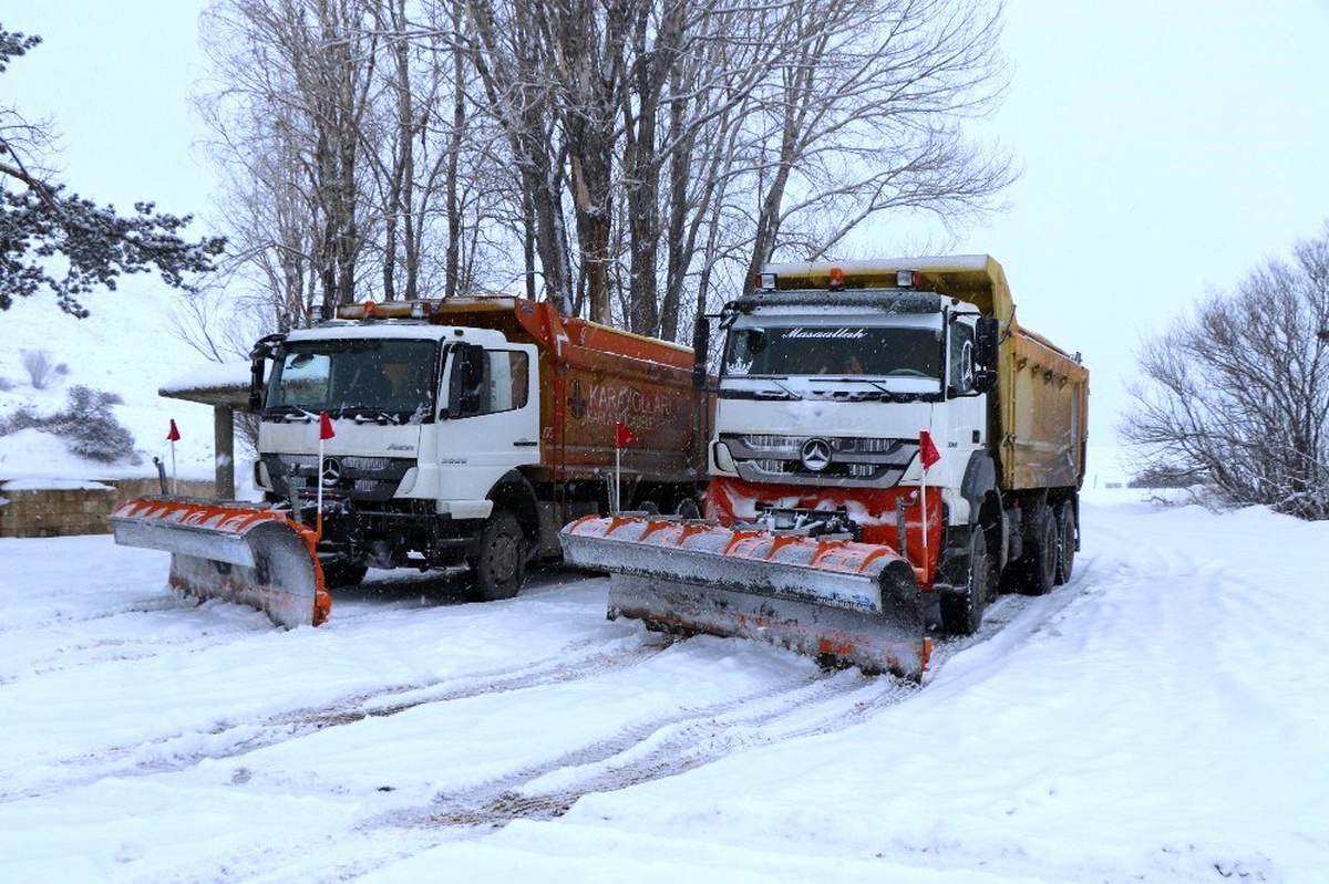 Erzincan kent merkezi kara hasret kalırken ilçelerde 37 köy yolu ulaşıma kapandı