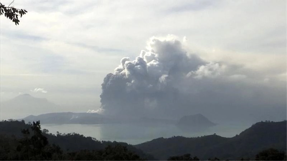 Filipinler alarmda: Taal Yanardağı faaliyete geçti; kül dumanı Manila\'ya ulaştı