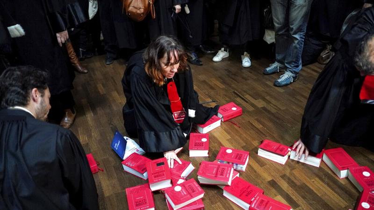 Fransa\'da emeklilik yasasına karşı avukatlar grevde
