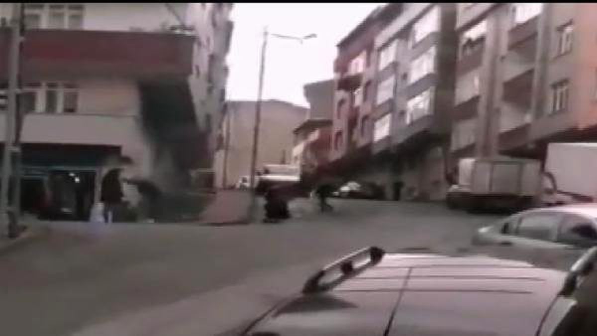 Gaziosmanpaşa\'da sokak ortasında kadını sopayla dövdü