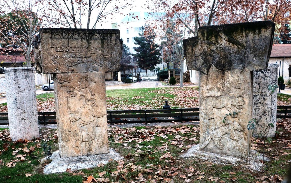 Göbekitepe\'nin tarihi sembollerinin maketleri parklara dikildi