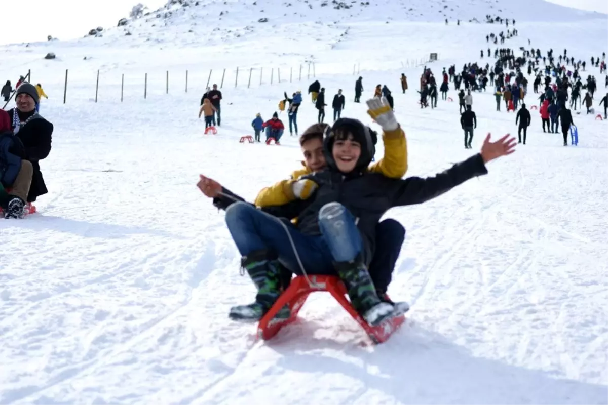 Güneydoğu\'nun tek kayak merkezi Karacadağ doldu taştı