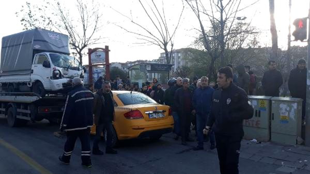 Güngören\'de trafik kazası, tramvay seferleri aksıyor (1)