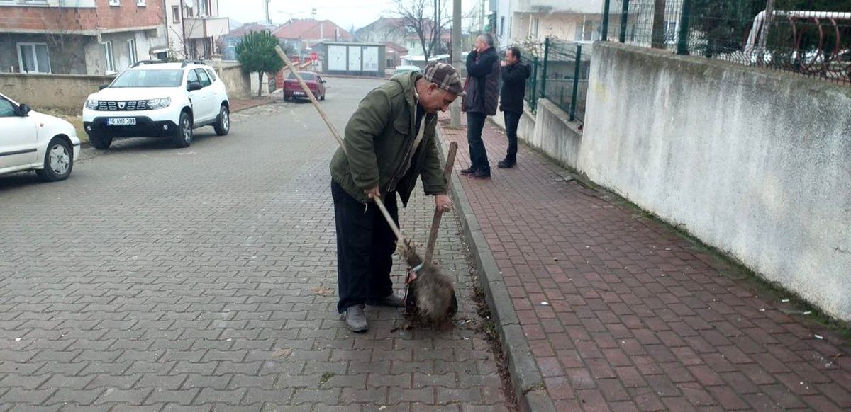 Her gün oturduğu caddeyi temizliyor