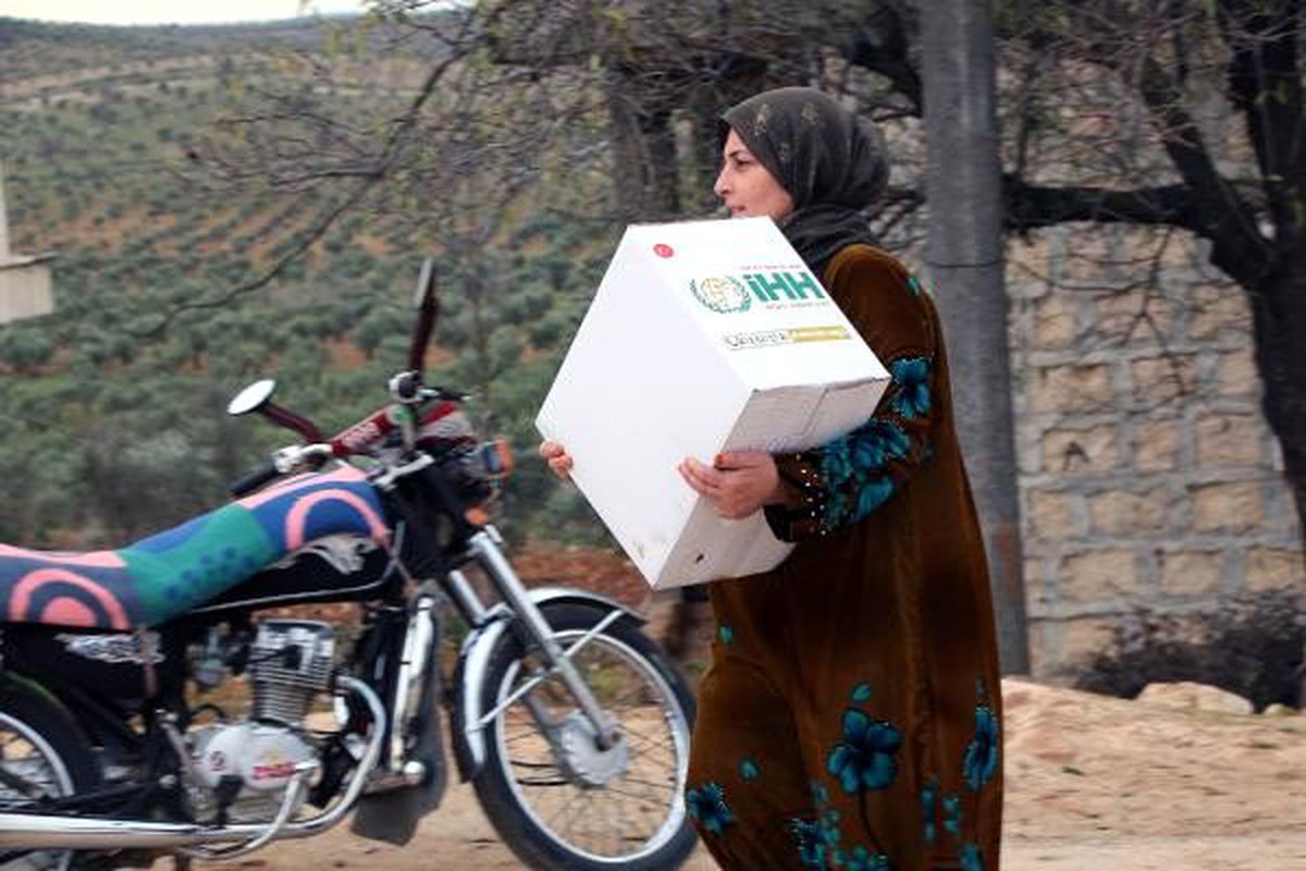 İdlib\'den Afrin\'e göç eden sivillere yardım