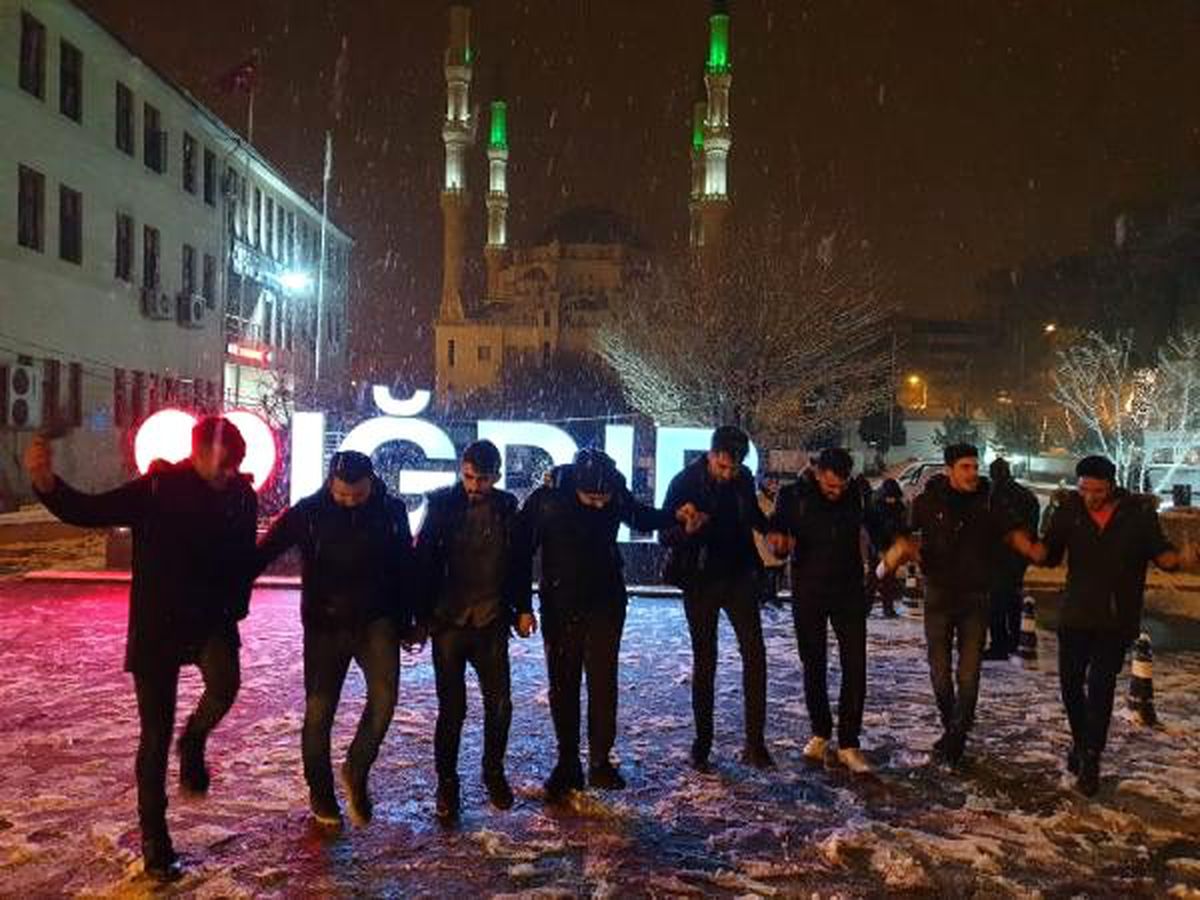 Iğdır\'da mevsimin ilk kar yağışı altında halay çektiler