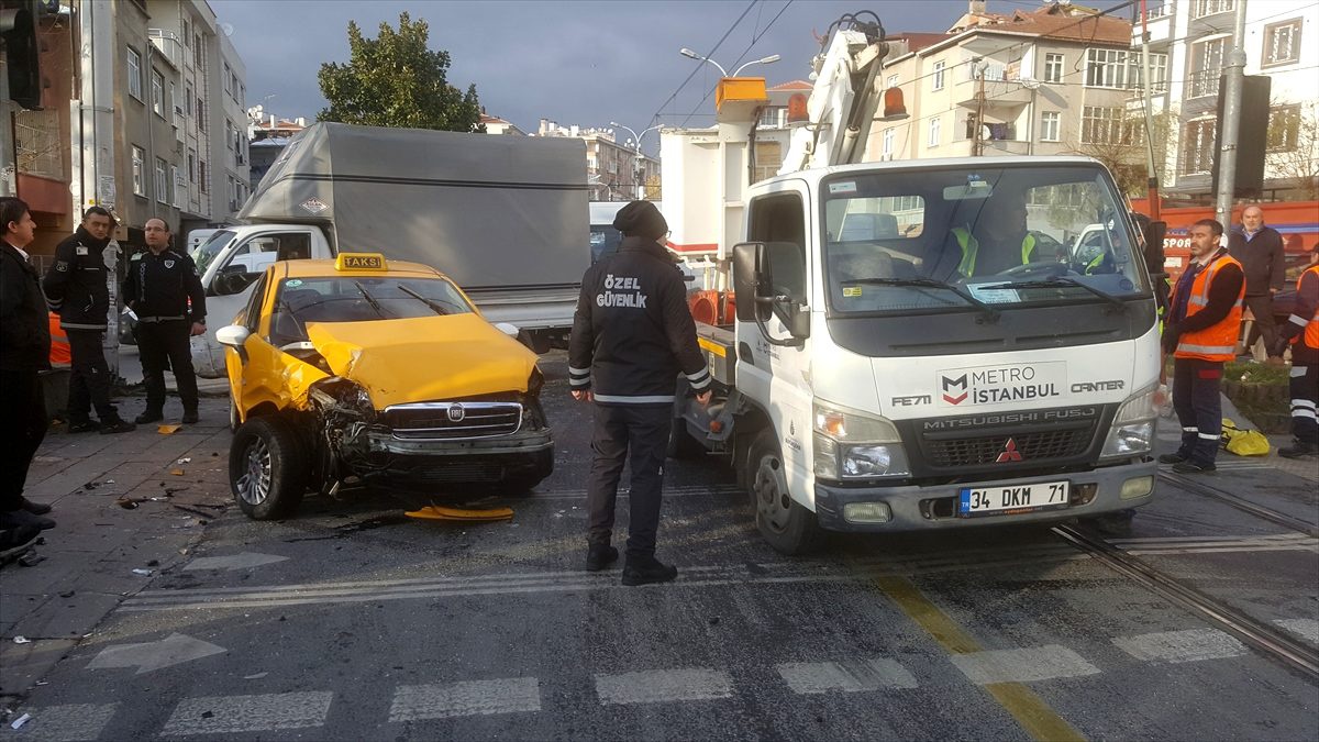 İstanbul\'da kamyonetle taksinin çarpışması sonucu 2 kişi yaralandı