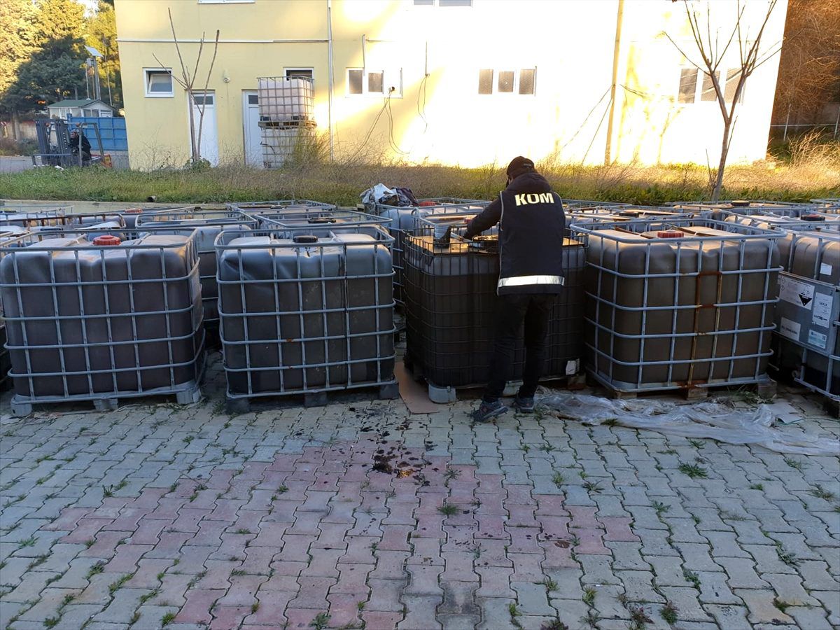 İzmir\'de 107 bin 300 litre kaçak akaryakıt ele geçirildi