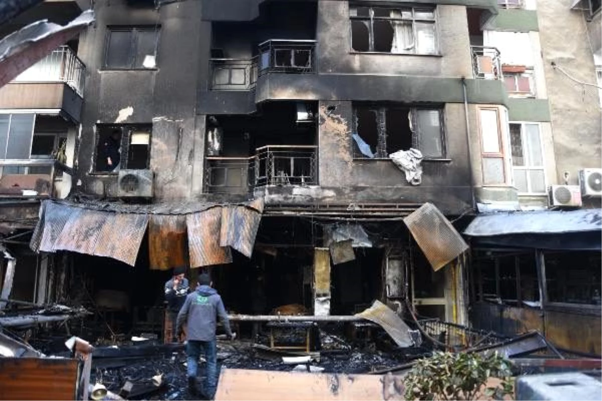 İzmir\'de 2 saat süren yangın kafeyi kül etti, 7 katlı binada hasar oluştu