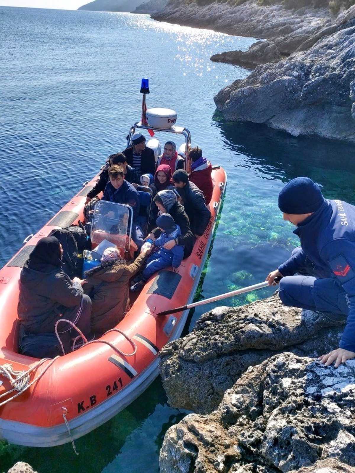 İzmir\'de ölüme yolculuğa çıkan 171 göçmen yakalandı