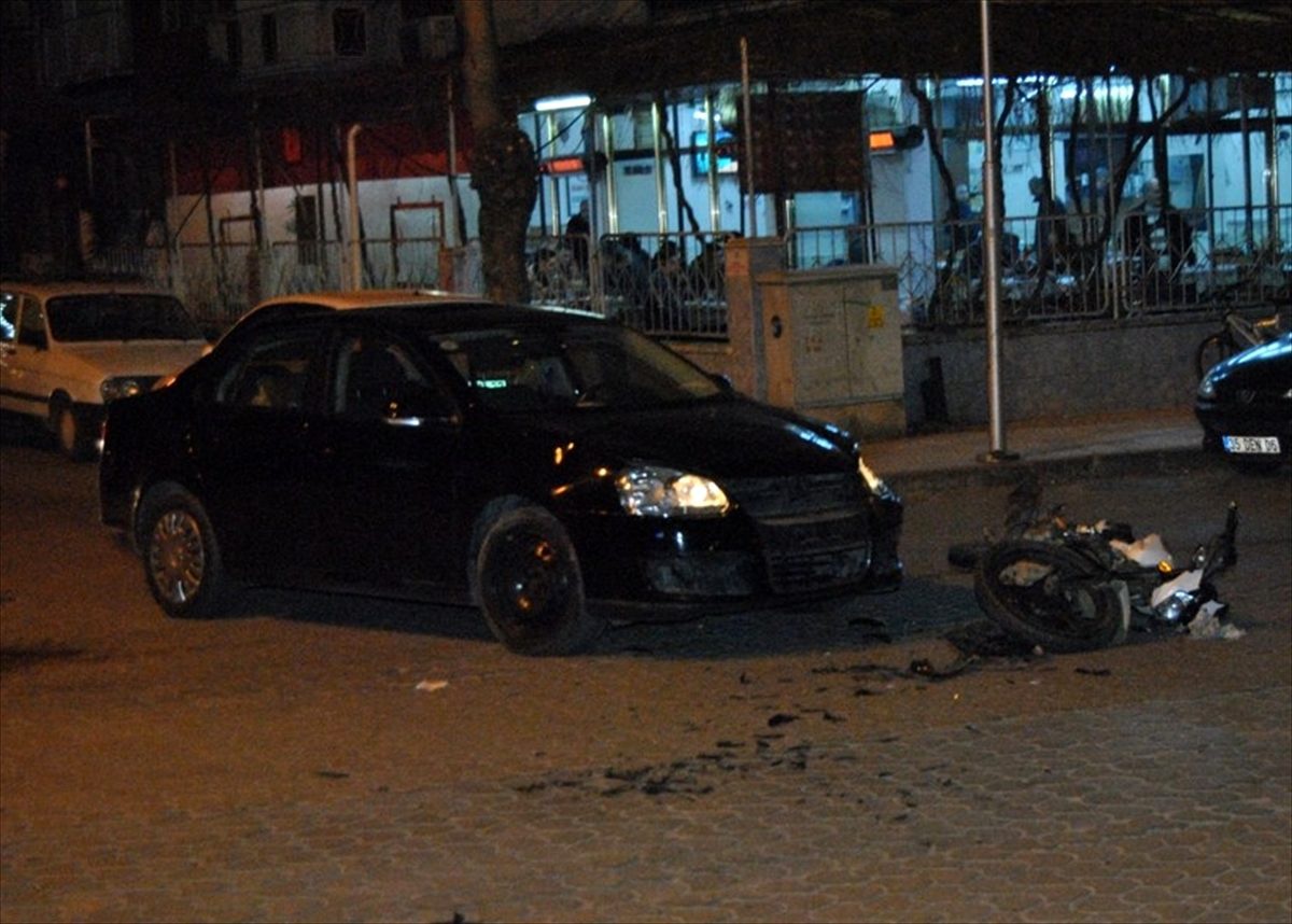 İzmir\'de otomobille çarpışan motosikletin sürücüsü ağır yaralandı