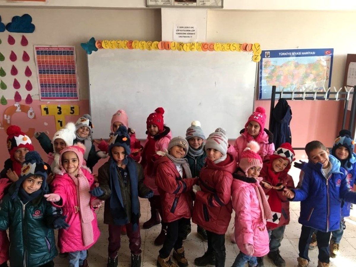 İzmirli iş adamından Silopi\'deki köy okulu öğrencilerine kışlık giysi yardımı