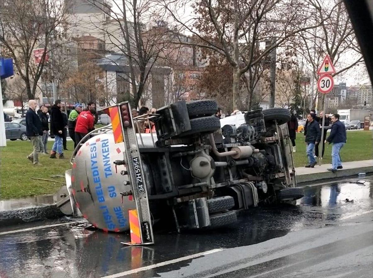 Kağıthane\'de su tankerinin devrilmesi sonucu 2 kişi yaralandı