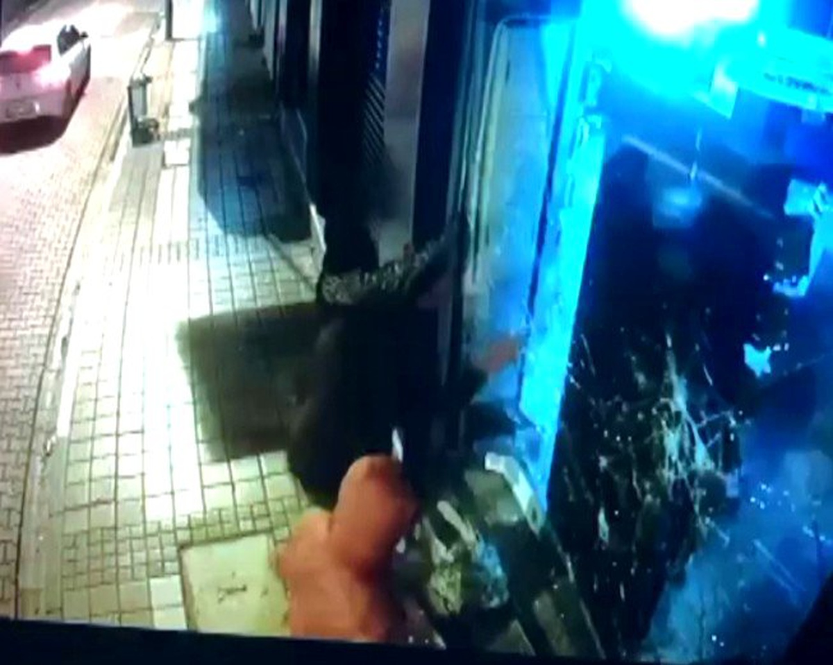 Kar maskeli hırsızlar, camı kırdı 50 saniyede akıllı telefonları böyle çaldılar