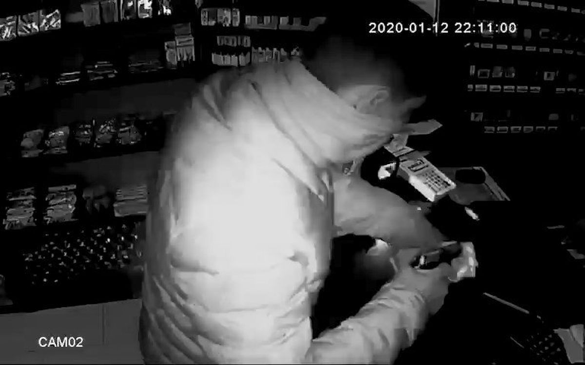 Kar maskesi ile girdi, tabancayla paraları böyle gasp etti