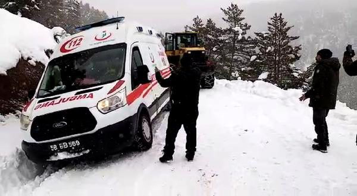 Kara saplanan ambulans, iş makinesiyle çekildi