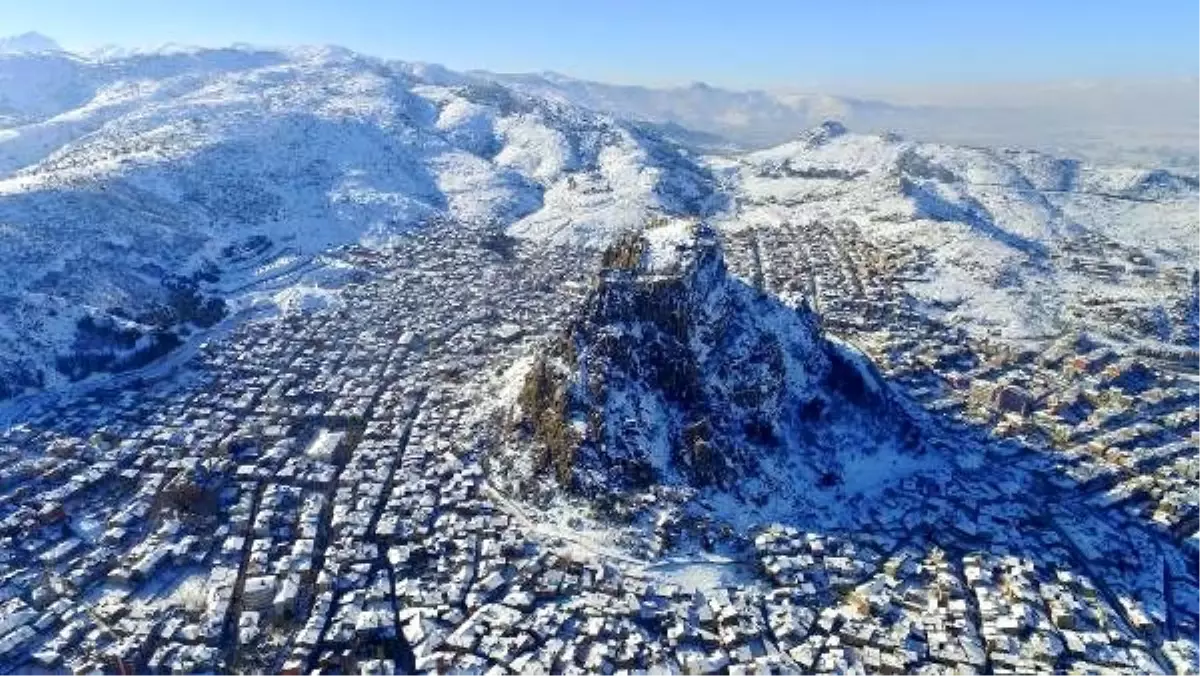 Karahisar Kalesi\'nde eşsiz kış manzarası