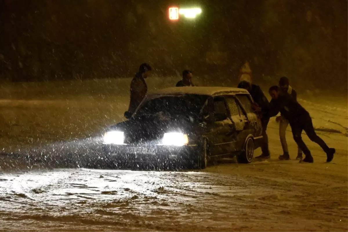 Karlı yollar kimilerine çile olurken kimilerine eğlence oldu