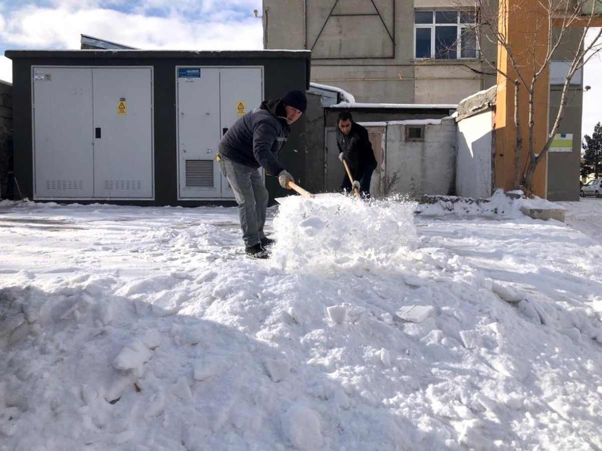 Kars\'ta belediye işçilerinin kar mesaisi başladı