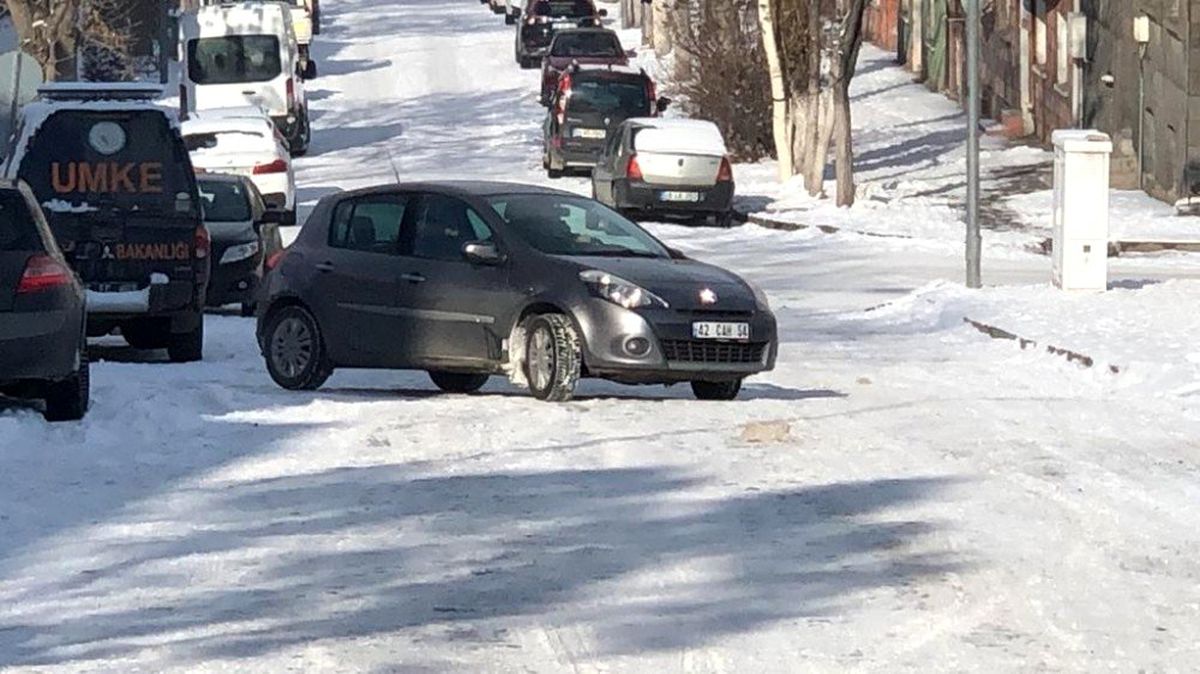 Kars\'ta yollar buz pistine döndü