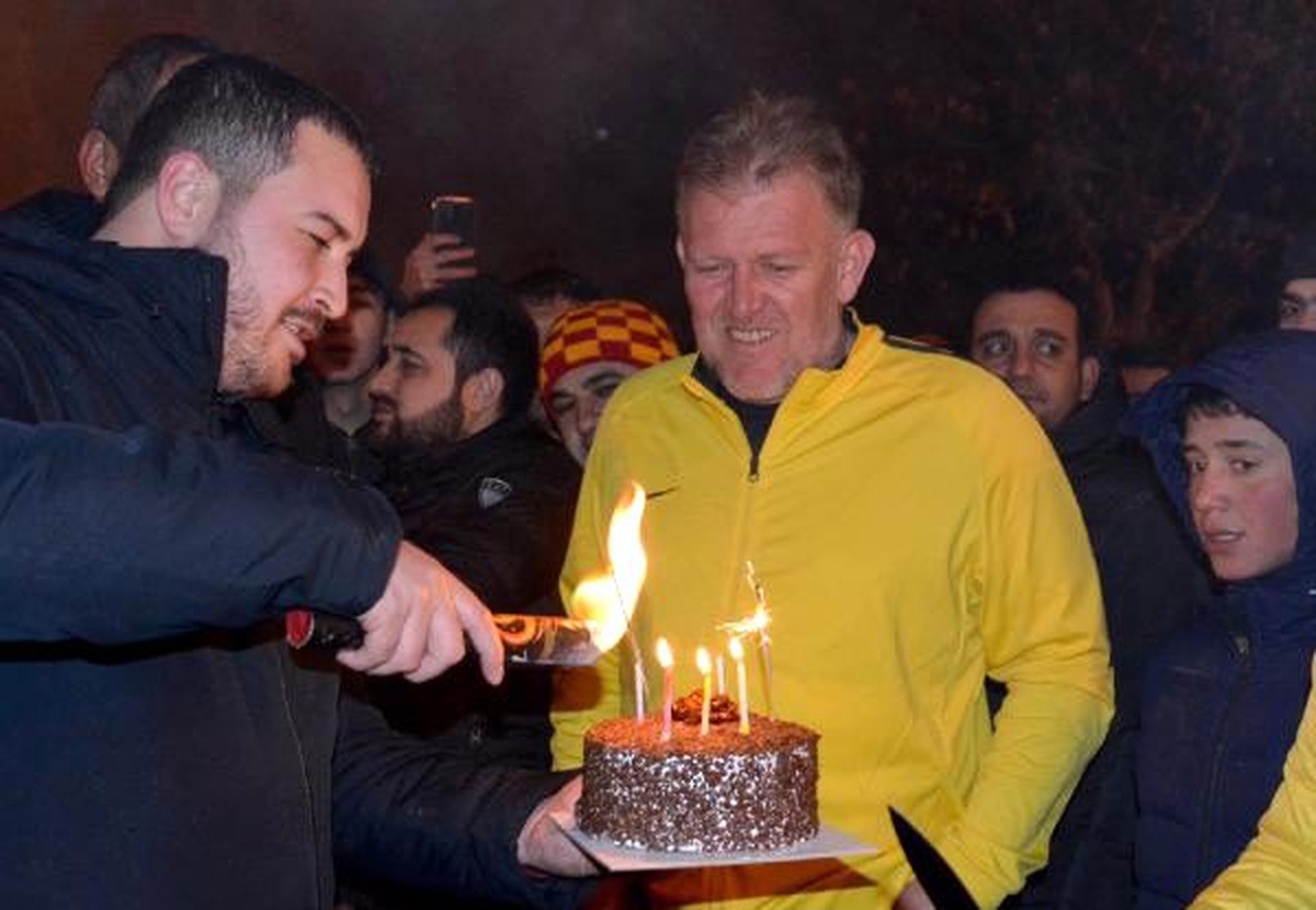 Kayserispor Teknik Direktörü Prosinecki\'ye meşale ve pastalı karşılama