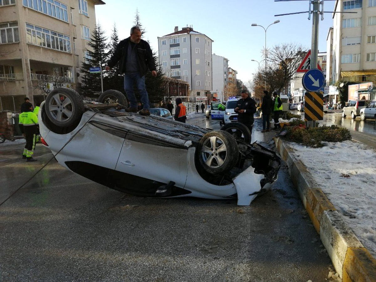 Kontrolden çıkan otomobil takla attı; 2 yaralı
