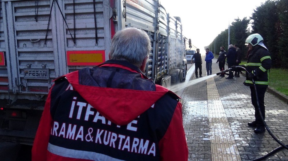 Lastikleri tutuşan tırın yanmasını itfaiye önledi
