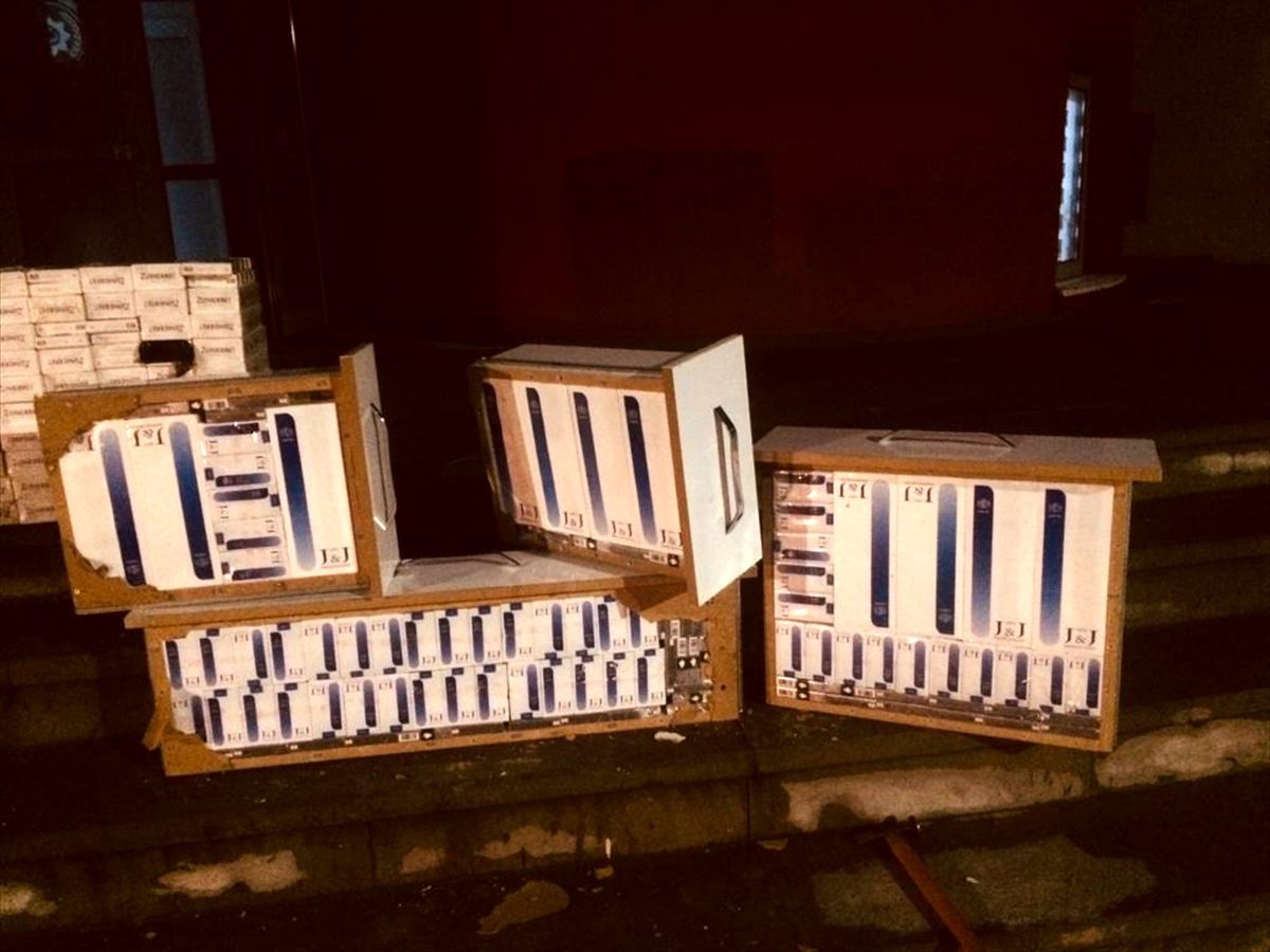 Minibüsün gizli bölmesinden kaçak sigara çıktı