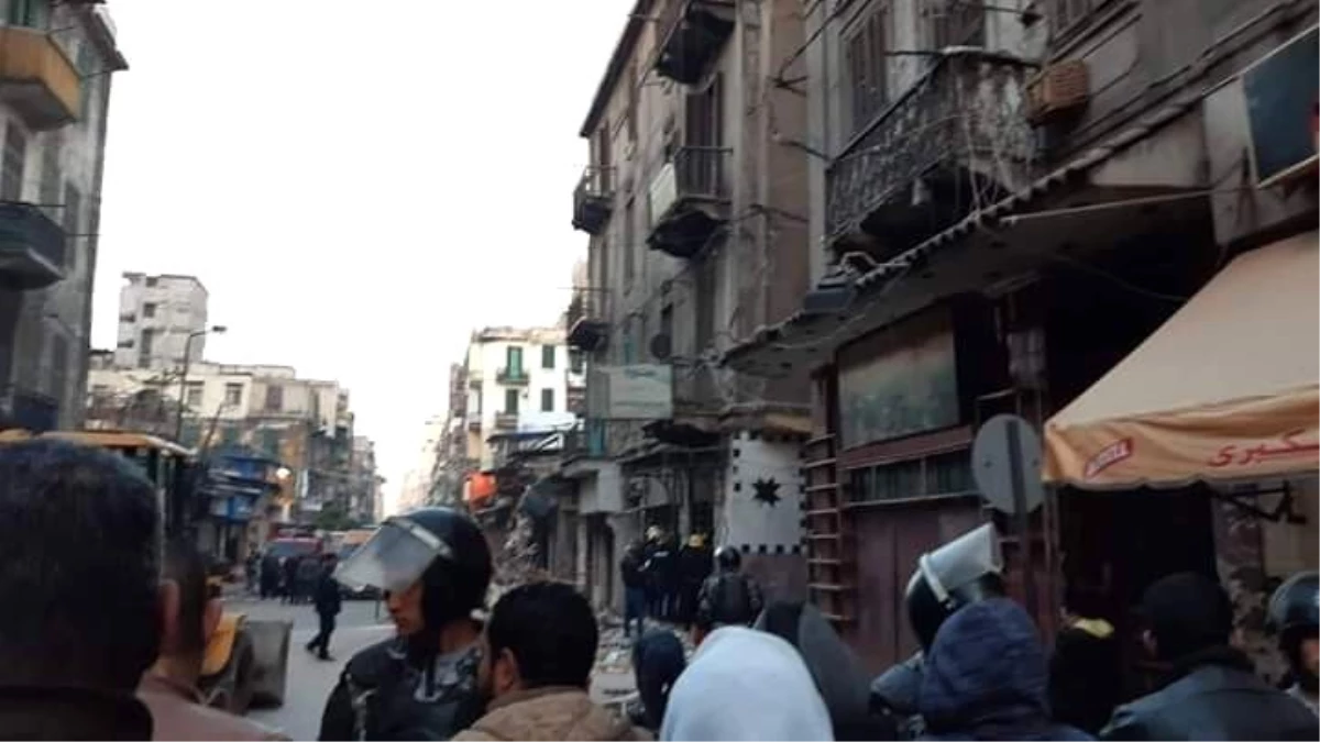 Mısır\'da kafenin olduğu 3 katlı bina çöktü: 5 ölü