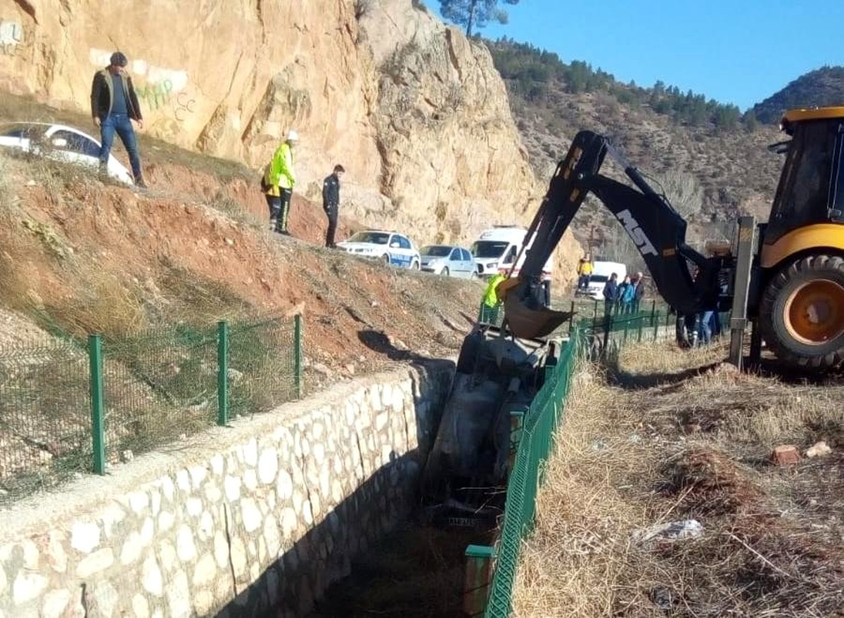 Nallıhan\'da otomobil dereye uçtu: 1 yaralı