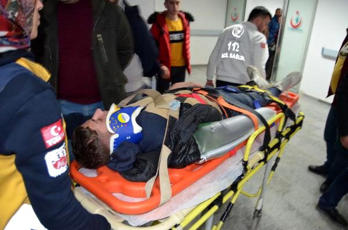 Otomobil, refüje çarpıp takla attı: 5 yaralı
