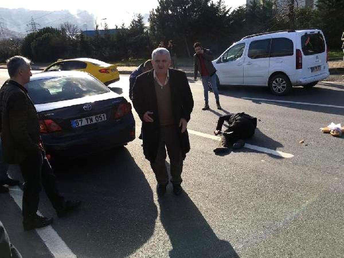 Otomobilin çarptığı 2 kişi yaralandı