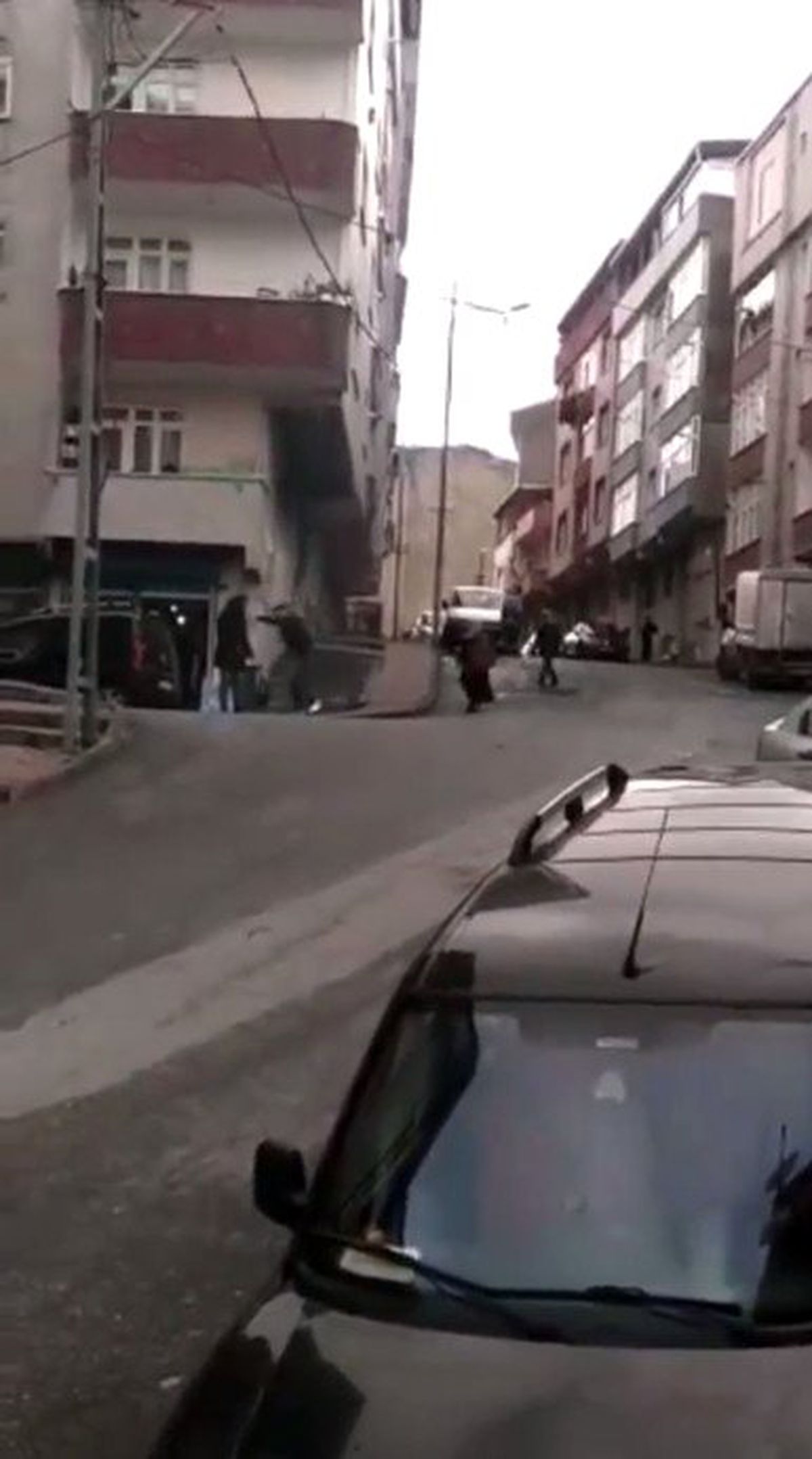 (Özel) Gaziosmanpaşa\'da sokak ortasında dehşet: Kadını sopayla dövdü