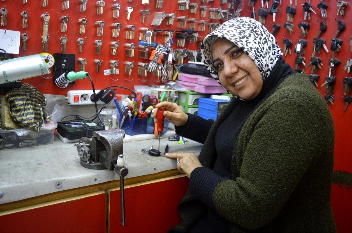 Türkiye\'nin ilk ruhsatlı kadın çilingiri 30 yıldır müşterilerini şaşırtıyor