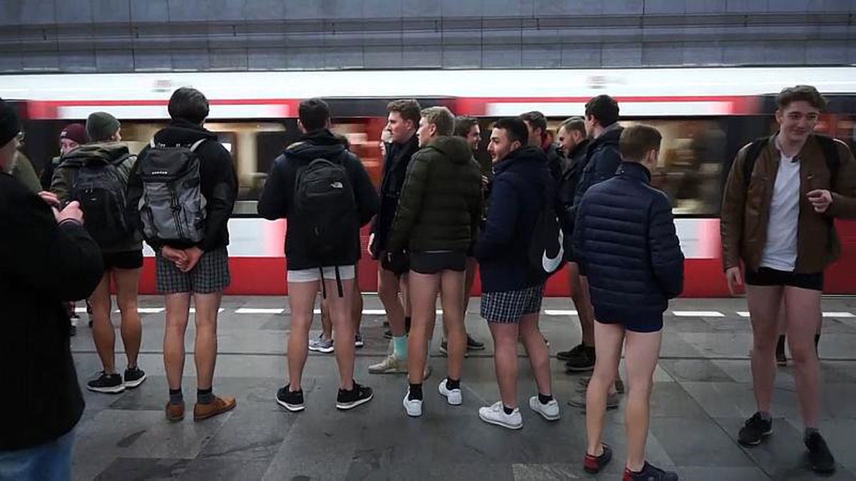 Pantolonsuz Metro Günü: Cep telefonlarından başka yere baksınlar istedik