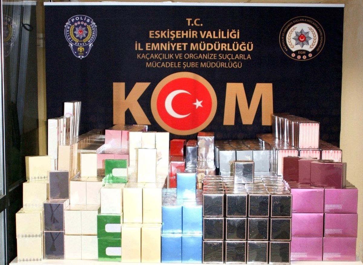 Polisin \'dur\' ihtarına uymayan araçtan bin 159 adet kaçak parfüm çıktı