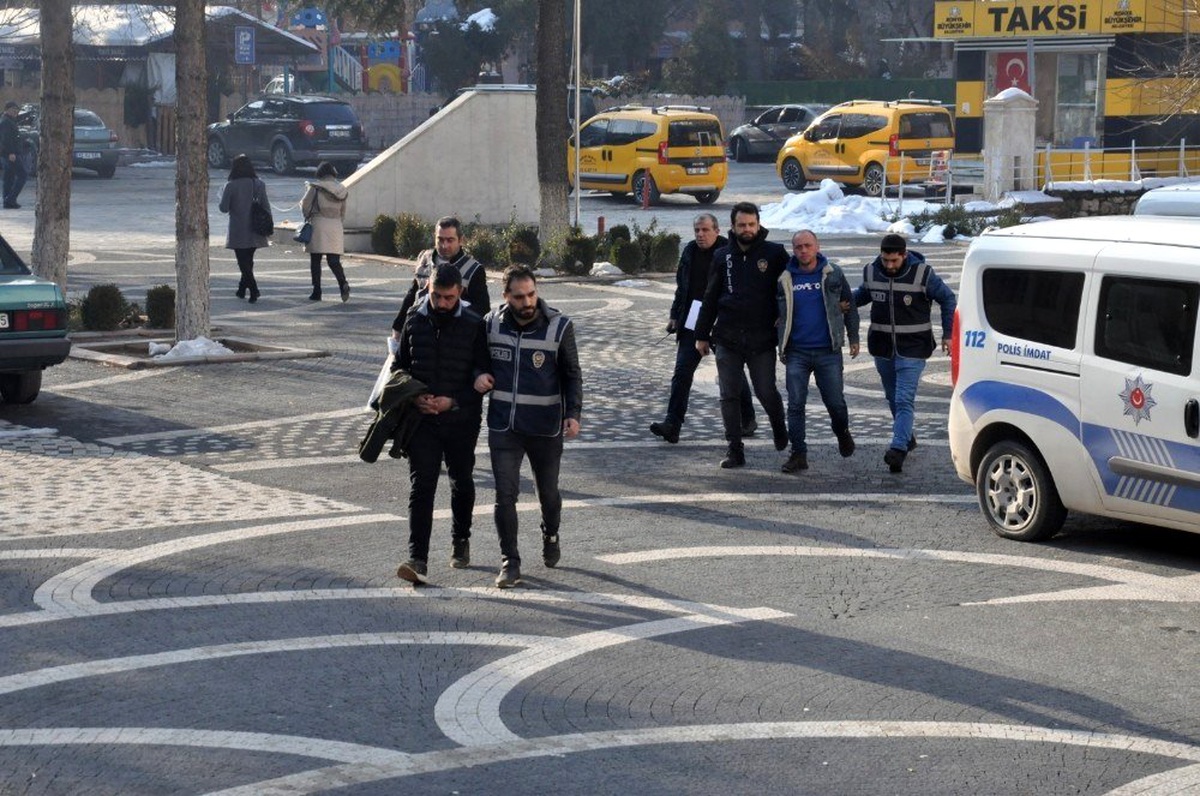 Polisten kaçan araçta 8 adet tabanca bulundu