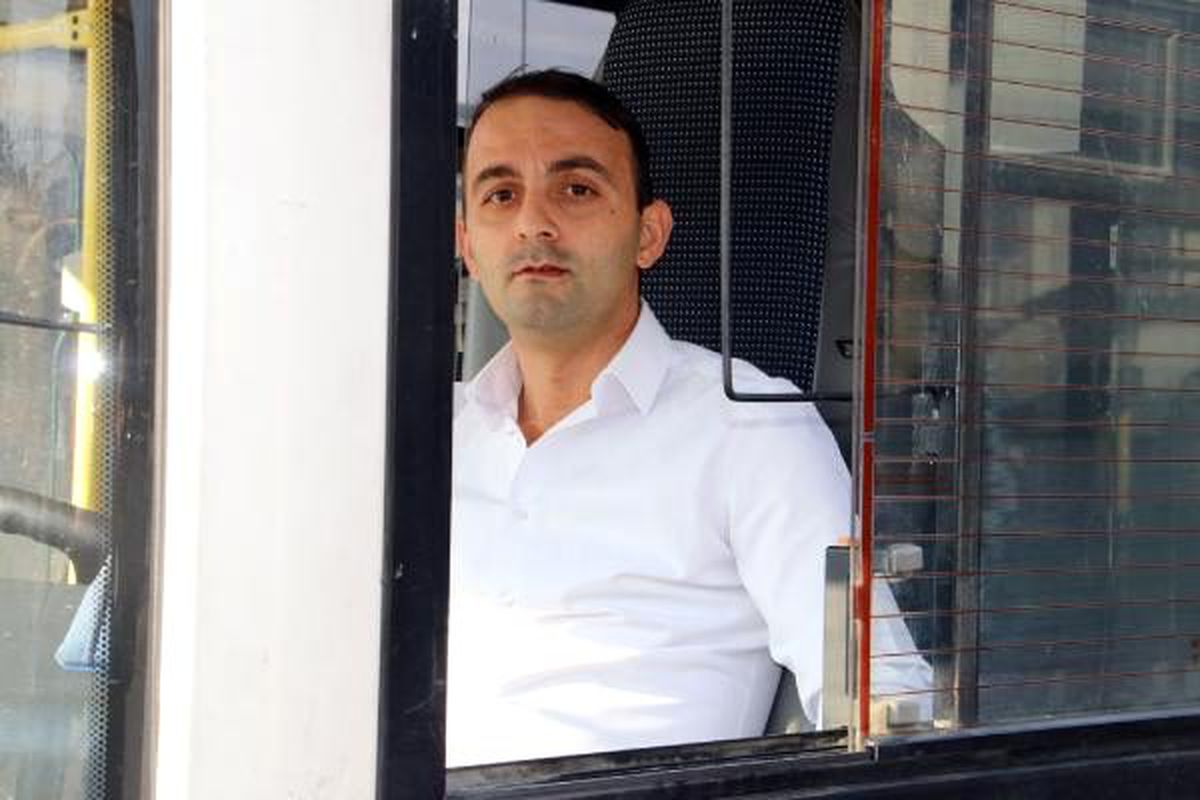 Rahatsızlanan kadını otobüsle acile götürdü
