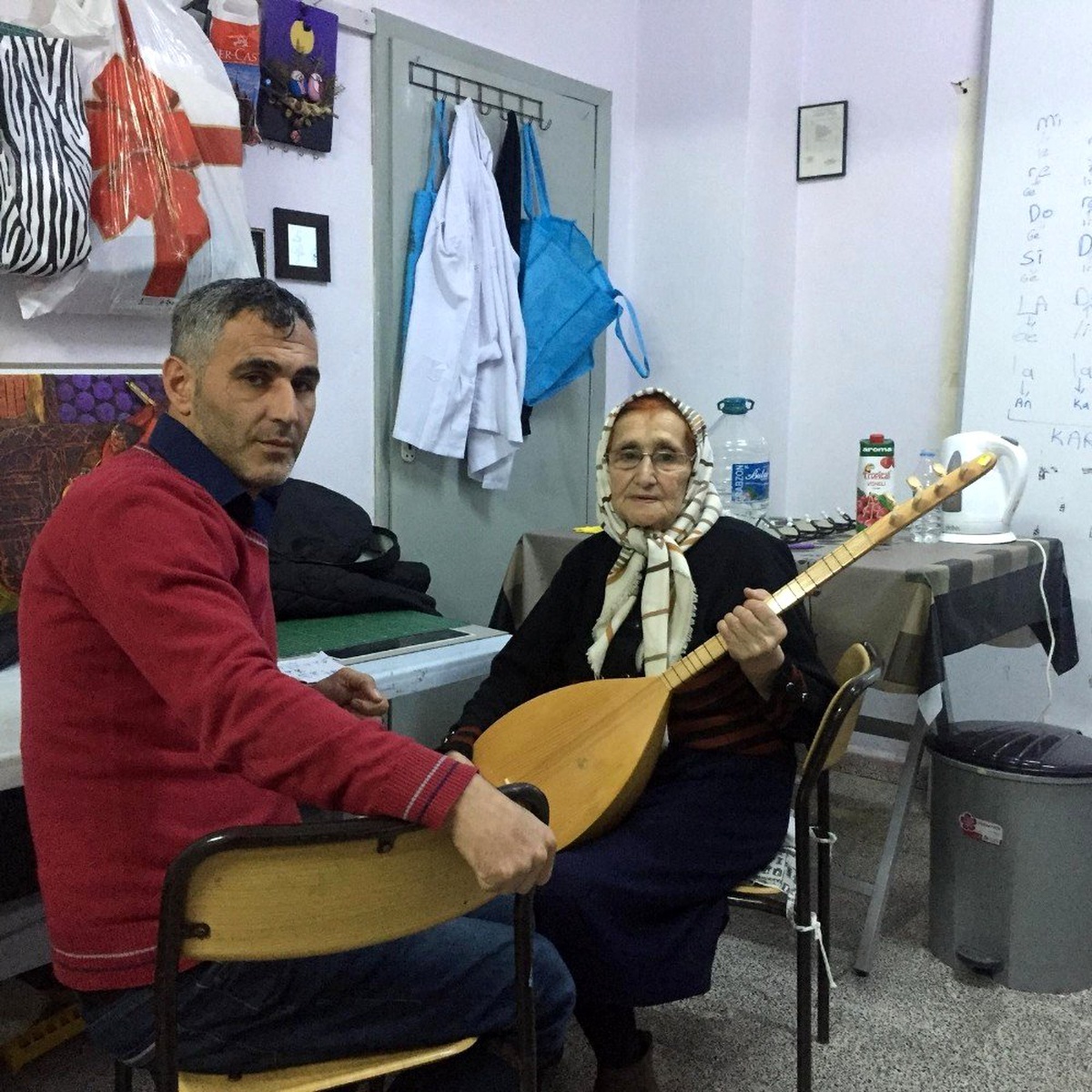 Rizeli 80\'lik teyze bağlama çalmayı öğreniyor