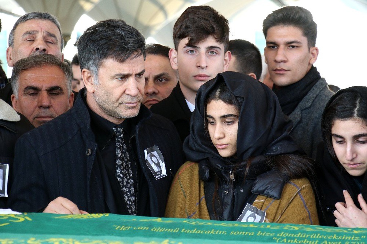 Şarkıcı İzzet Yıldızhan\'ın annesi toprağa verildi