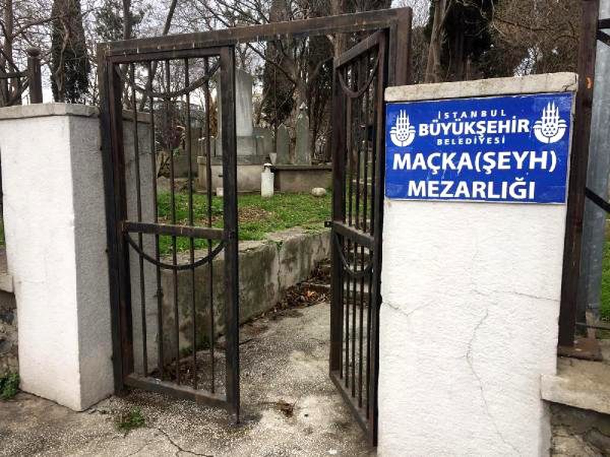 Şehrin ortasındaki tarihi Maçka Mezarlığının durumu içler acısı