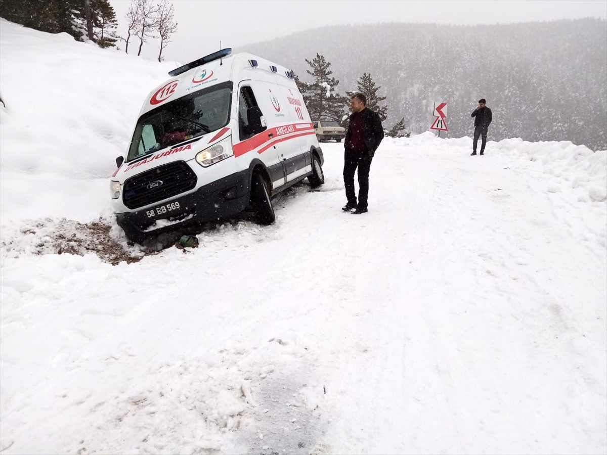 Sivas\'ta hasta taşıyan ambulans kara saplandı