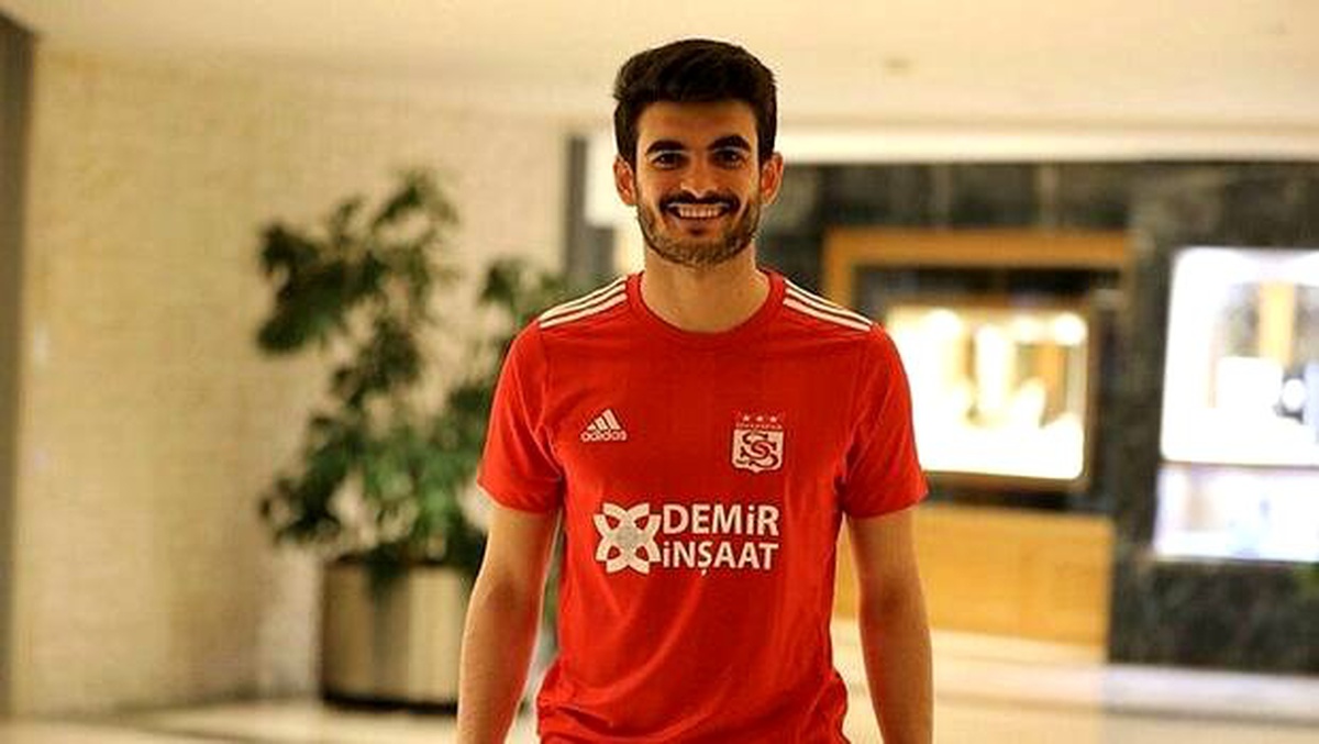 Sivassporlu futbolcu Fatih Aksoy: "Başakşehir ve Fenerbahçe\'nin güçlü rakiplerimiz olabileceğini...