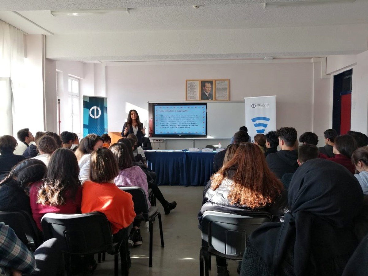 SODİGEM lise öğrencilerine sosyal medyayı anlatıyor